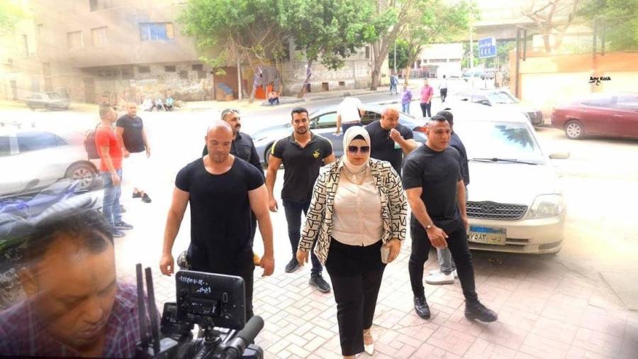 ما القصة !!!معلمة أحياء مصرية في حماية 20 حارساً شخصياً