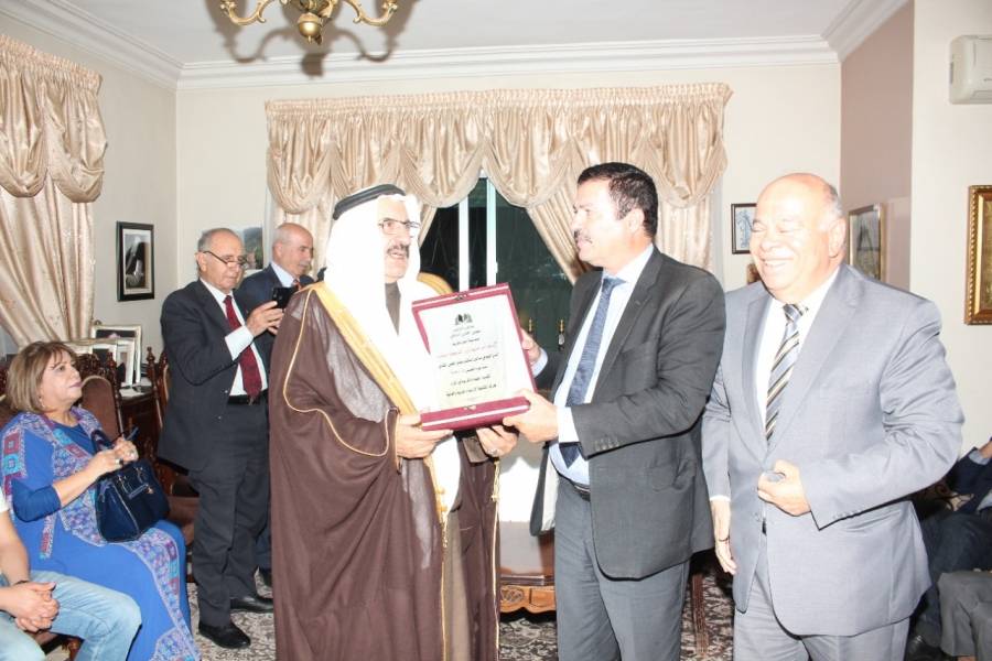 الدكتور العلمي يكرم المؤرخ عمر العرموطي..صور