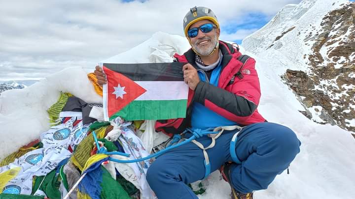الأردني القاضي يتسلق قمة ليبوشي في نيبال.