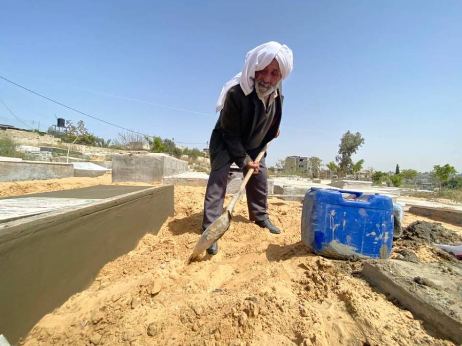 فلسطيني يُلقّب بصديق الموتى.. ما قصته؟