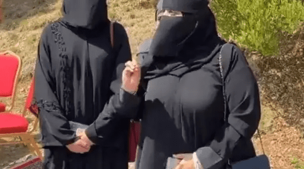 سعودية احتضنت يتيمة غدت حديث التواصل.. هذه قصتها