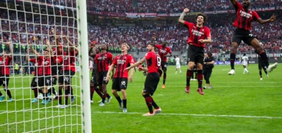 ميلان يقترب من لقب الدوري الإيطالي لأول مرة في 11 عاماً بفوز على أتلانتا