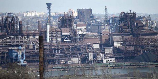 ديلي إكسبريس: مقاتلون بريطانيون محاصرون داخل مصنع آزوفستال