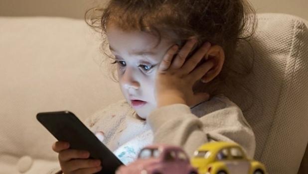 أضرار هائلة لاستخدام الجوال على مخ الاطفال