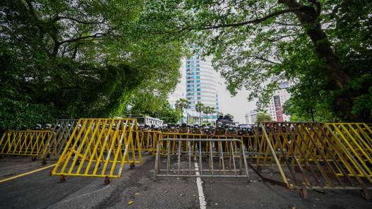 رئيس وزراء سريلانكا يحصل على دعم حزبين معارضين لمواجهة حرب اقتصادية