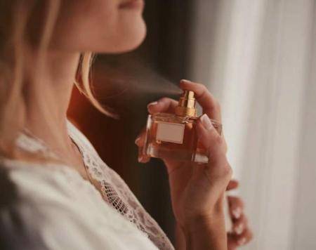 الفرق بين عطر الشعر والعطر العادي