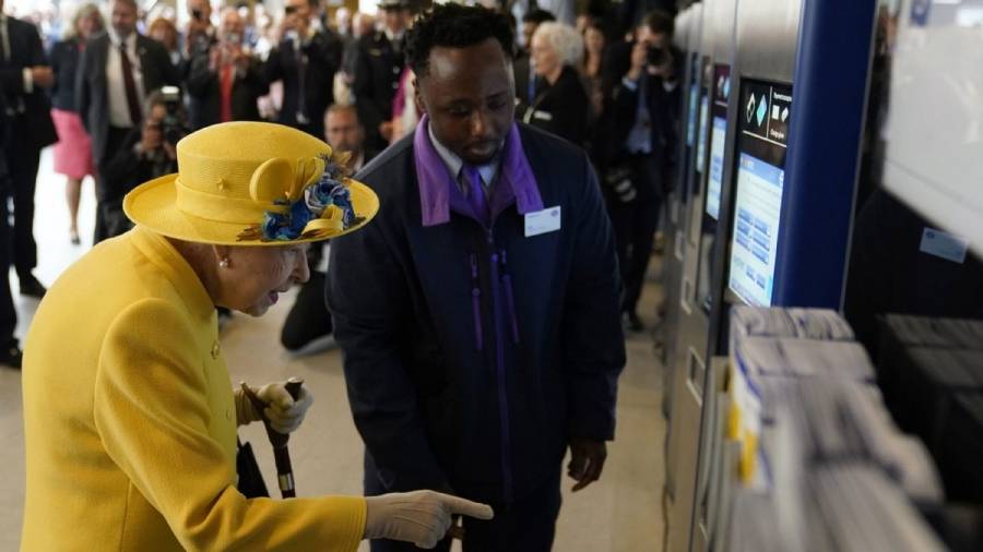 زيارة مفاجئة للملكة إليزابيث إلى محطة مترو غرب لندن...صور