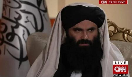 متفادياً النظر للمذيعة.. شاهد حقاني يتحدث عن الفتيات