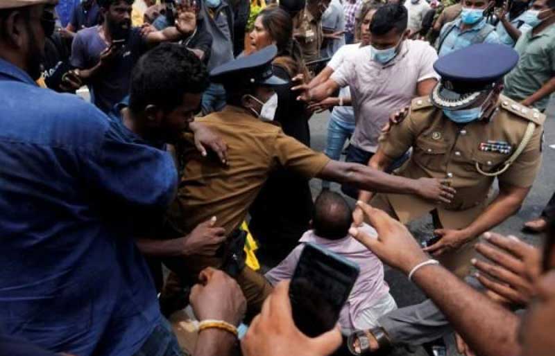 توقيف نائبين من حزب الرئيس السريلانكي على خلفية أعمال العنف الأخيرة