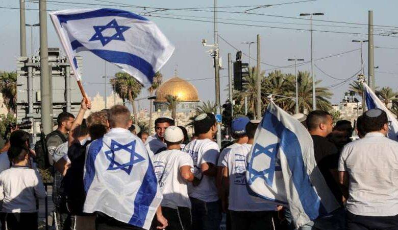 سلطات الاحتلال الإسرائيلي تسمح لمسيرة الأعلام الاستفزازية بعبور البلدة القديمة بالقدس