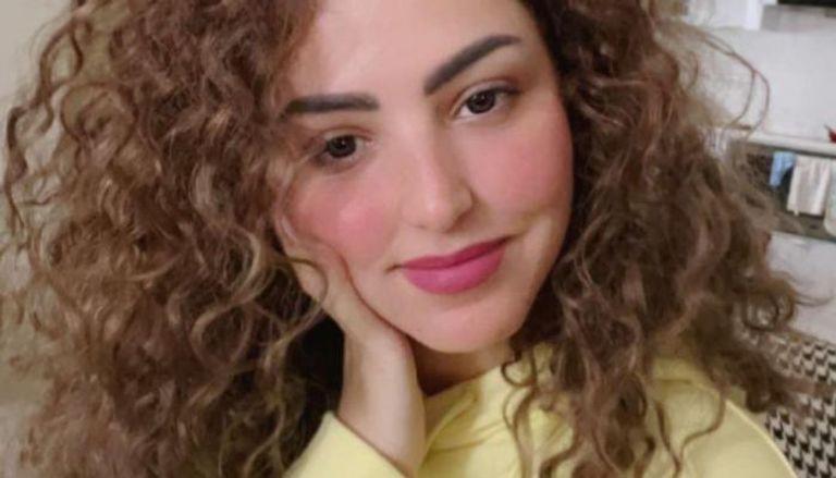 نصرة الحربي تخلع الحجاب أثناء بث مباشر