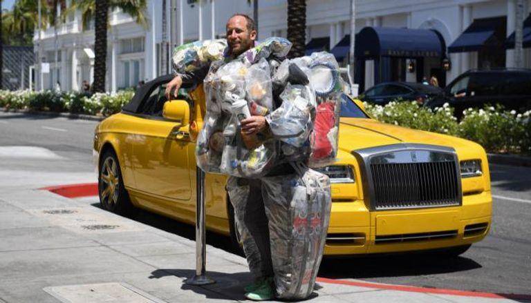 أمريكي يجوب الشوارع حاملا نفاياته.. ما القصة؟