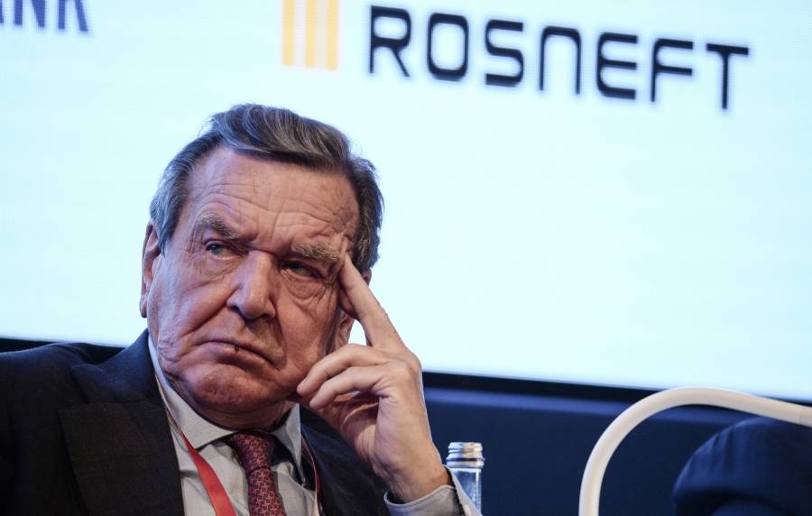 ألمانيا تجرّد المستشار السابق من امتيازات رسمية إثر علاقاته بروسيا