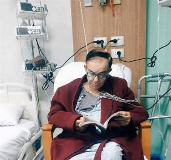 قبل وفاته.. صورة لـ سمير صبري وهو يقرأ القرآن تجتاح السوشيال ميديا