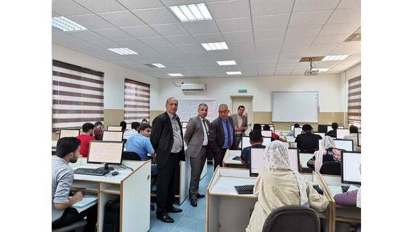 عميد كلية عجلون الجامعية يتفقد سير امتحان الكفاءة