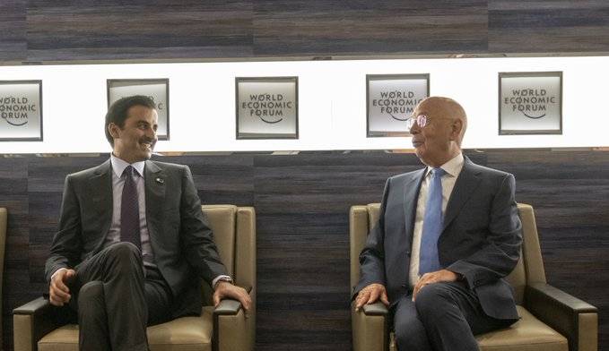 أمير قطر يلتقي برئيس منتدى دافوس