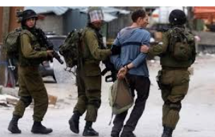 الاحتلال يعتقل ويصيب عشرات الفلسطينيين بالضفة ويهدم غرفتين بالخليل
