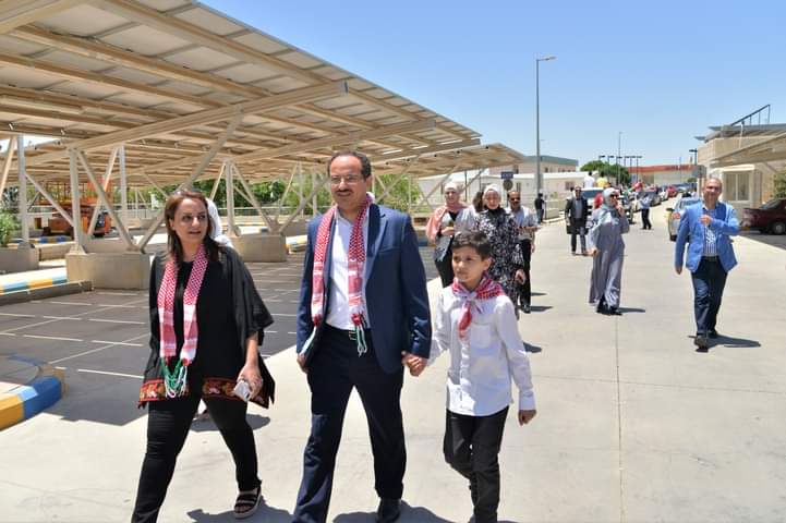 الأستاذ الدكتور الحلحولي يهنئ أسرة الجامعة بمناسبة عيد الاستقلال ويرعى مسيرة الاستقلال