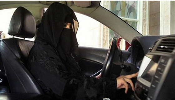 السعودية تسمح لسائقات الأجرة بارتداء البنطال والقميص