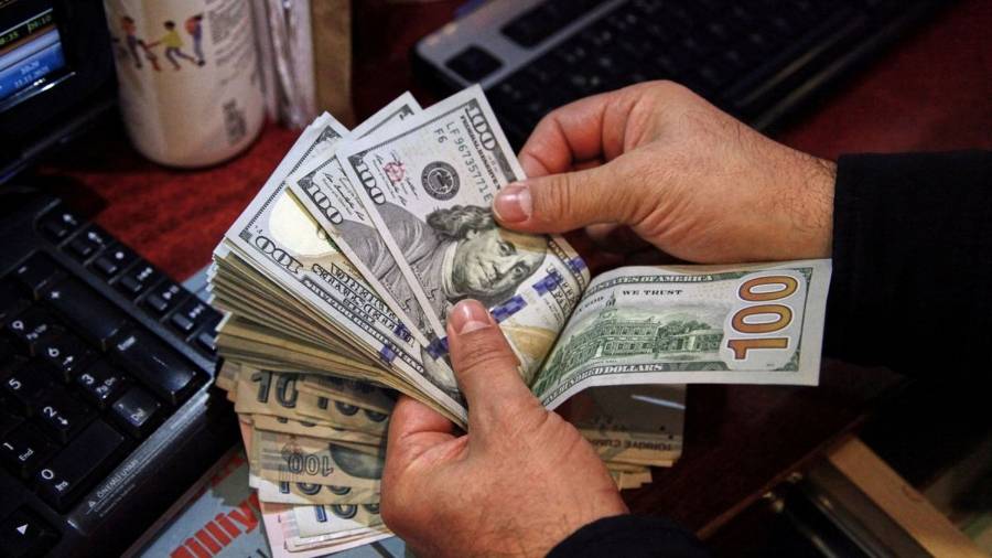 الدولار يتراجع إلى أقل مستوى في شهر