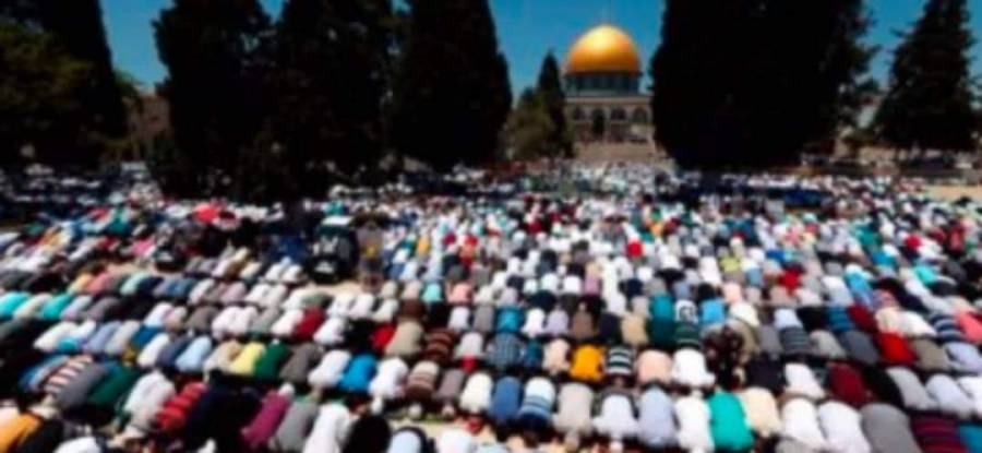 عشرات الآلاف يؤدون صلاة الجمعة في الأقصى