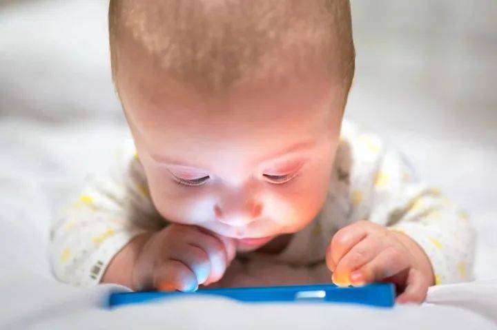 تقليل الهاتف 3 ساعات أسبوعياً يزيد نشاط الأطفال 45 دقيقة يومياً