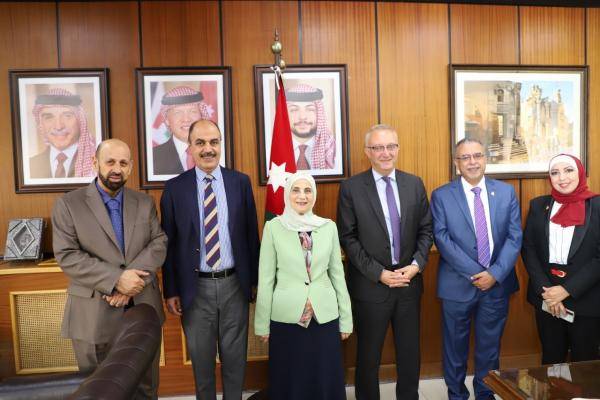 اليرموك تكرم الدكتورة حنان ملكاوي الحائزة على وسام الملك عبد الله الثاني للتميز