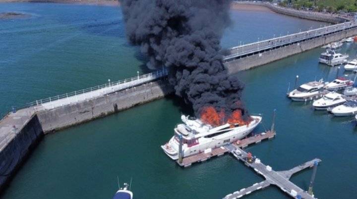 حريق ضخم يلتهم يختاً فاخراً طوله 26 متراً في إنجلترا