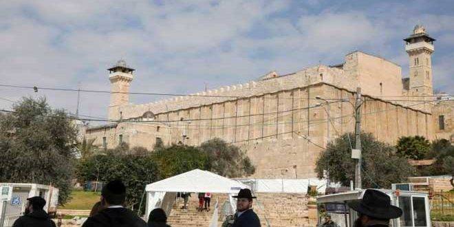 عشرات المستوطنين يقتحمون الحرم الإبراهيمي في الخليل
