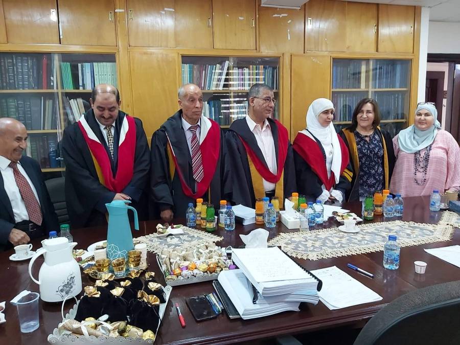 القاضي مصطفى بني طه وزوجته يهنئان ابنتهما عداله بمناقشتها رسالة الدكتوراه