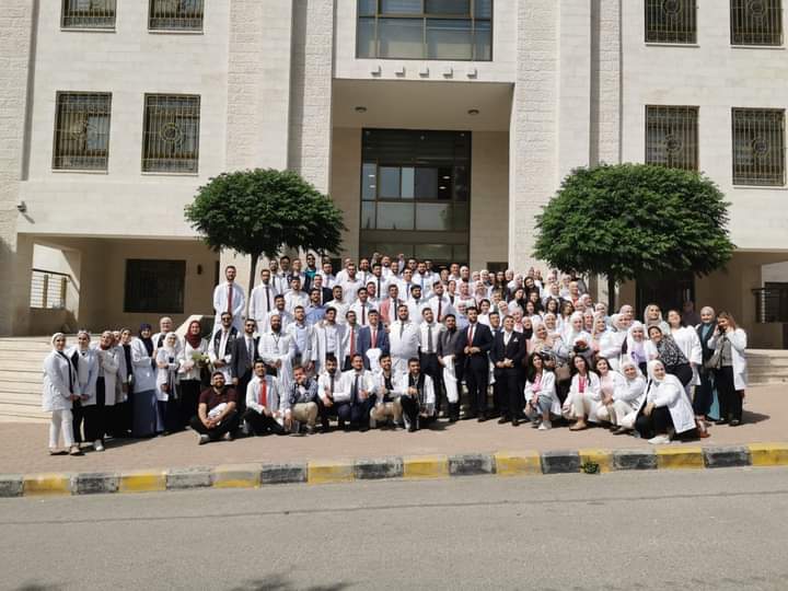 طب البلقاء التطبيقية  تعقدالامتحان الشفوي لطلبتها لإنهاء متطلبات التخرج للفوج الثاني.