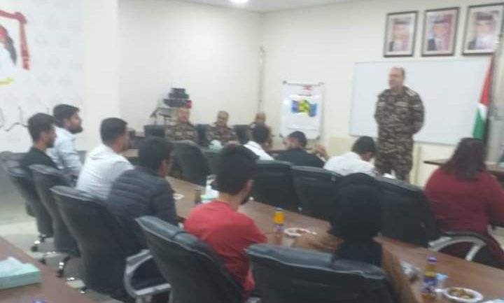 وفد من طلاب كلية عمان الجامعية يزور مديرية مكافحة التهريب.