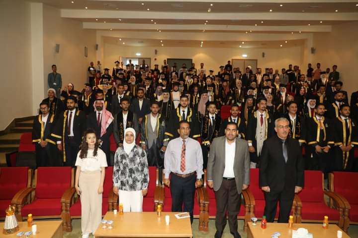 كلية الأعمال في جامعة ال البيت تحتفل بخريجيها _صور