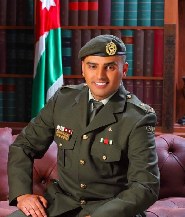 الفريق الطيب يُهنئ  رفيق السلاح  صالح الجبور بقرب إنهاء نجله الملازم حمزه من جامعة مؤتة الجناح العسكري