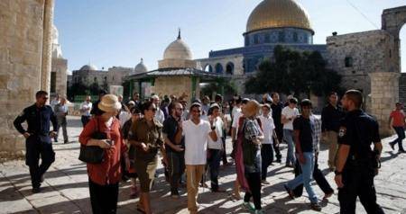 مستوطنون يقتحمون الاقصى بحراسة شرطة الاحتلال