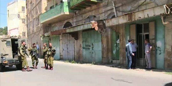 الاحتلال يعتدي على ممتلكات الفلسطينيين ويهدم منزلاً في الخليل