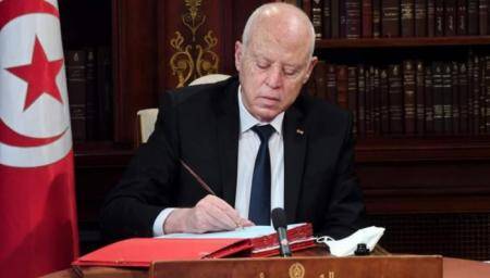الرئيس التونسي يعزل 57 قاضيا اتهمهم بالفساد