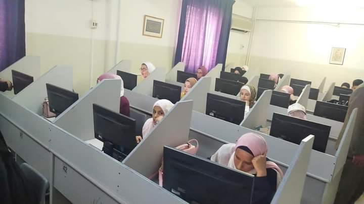 رئيس الجامعة ال البيت  بالوكالة  يتفقد قاعات امتحان الكفاءة الجامعية