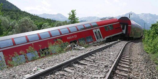 مصرع ثلاثة أشخاص جراء انحراف قطار عن سكته جنوب ألمانيا