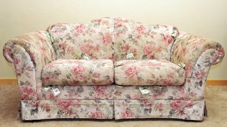 حصلت على كنبة مجاناً.. فكانت المفاجأة المدوية