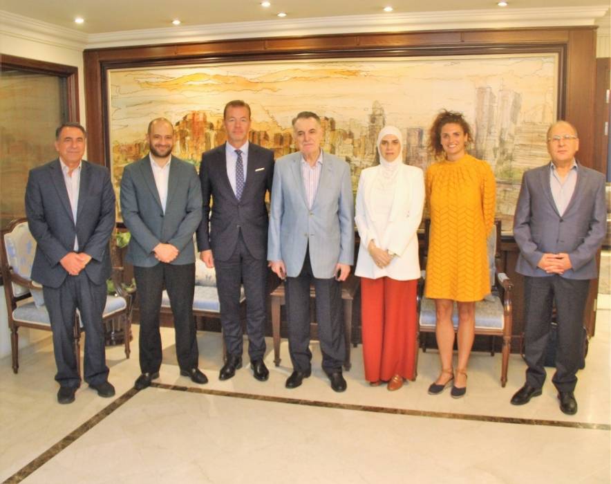 خلال لقائه السفير السلوفاكي في مبنى صناعة عمان