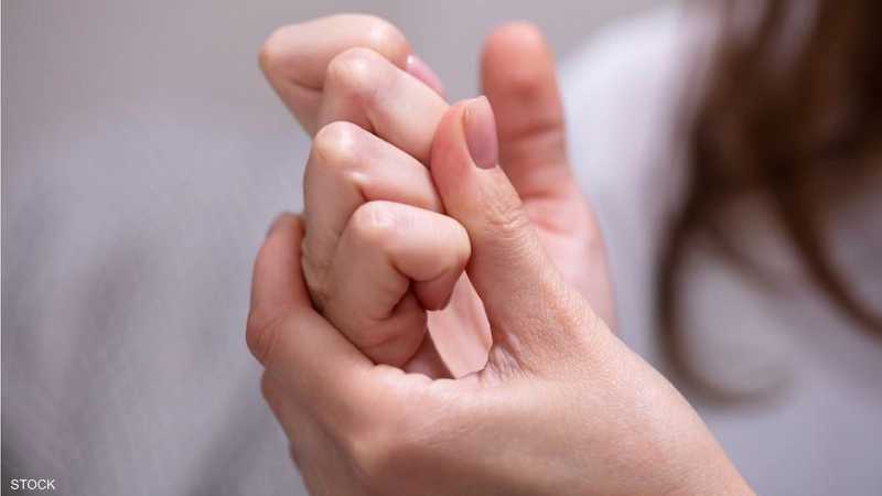فرقعة الأصابع.. دراسة تحسم الجدل وتكشف النتائج