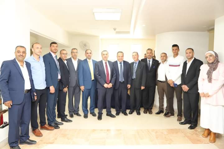 رئيس جامعة البلقاء التطبيقية يهنئ رئيس وأعضاء نادي العاملين في الجامعة