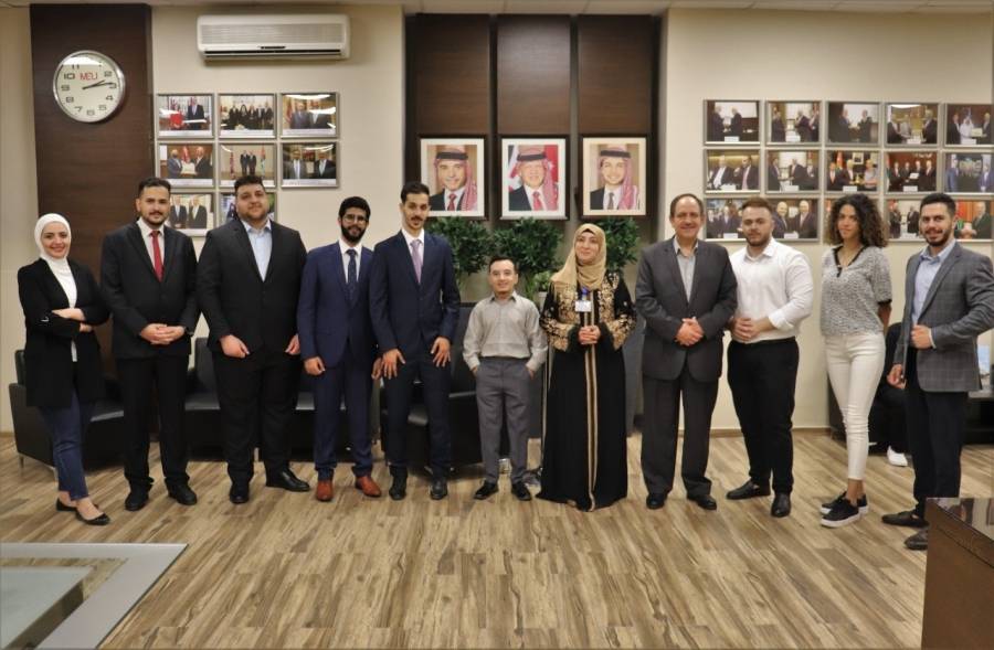 مناقشة مشاريع تخرج دولية لطلبة الشرق الأوسط