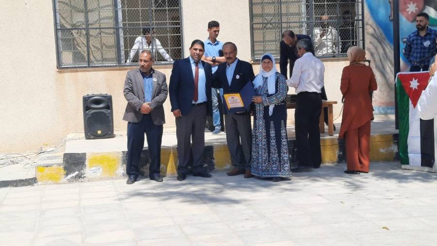 مدرسة الحرش الثانوية الشاملة للبنين المركزية لشبكة الباسلية تحتفي بعيد الاستقلال ال76..صور