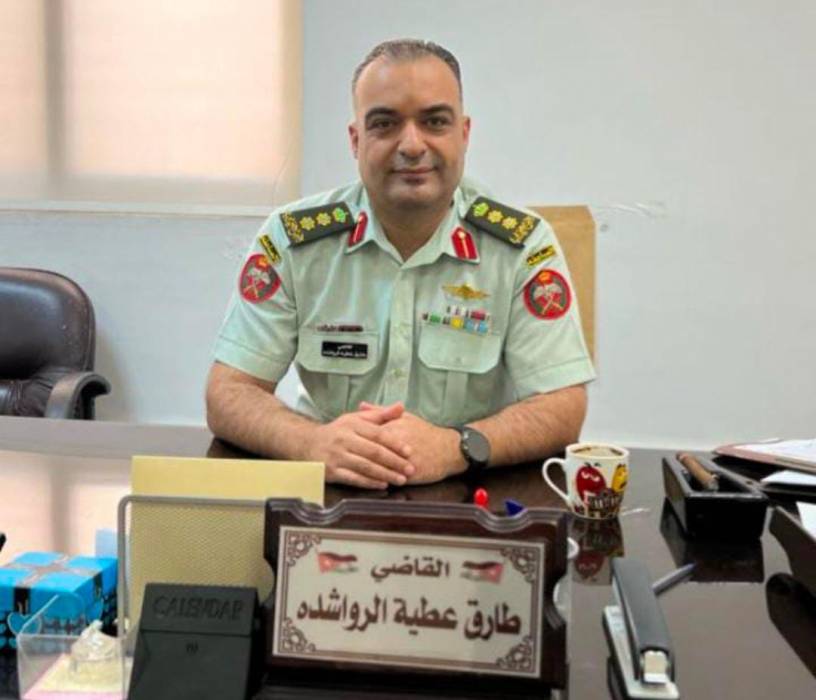 الفريق الطيب يُهنئ القاضي طارق الرواشده بالترفيع إلى رتبة عقيد