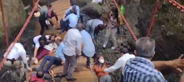 المكسيك .. انهيار جسر معلق أثناء افتتاحه وإصابة مسؤول وزوجته