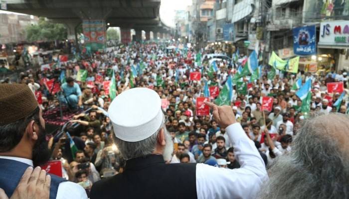 أعضاءُ مجلسِ الشيوخِ الباكستاني يتظاهرون أمام السفارة الهندية احتجاجاً على التصريحات المسيئة للنبي محمد