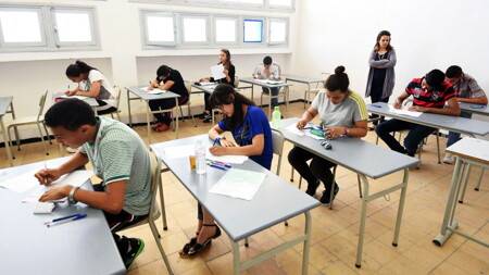 تونس.. توقيف أطباء تورطوا في الغش عبر زرع سماعات للتلاميذ