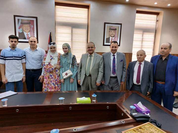 مناقشة مشروع تخرج للطالبة الكفيفة العفوري في الترجمة في جامعة جدارا